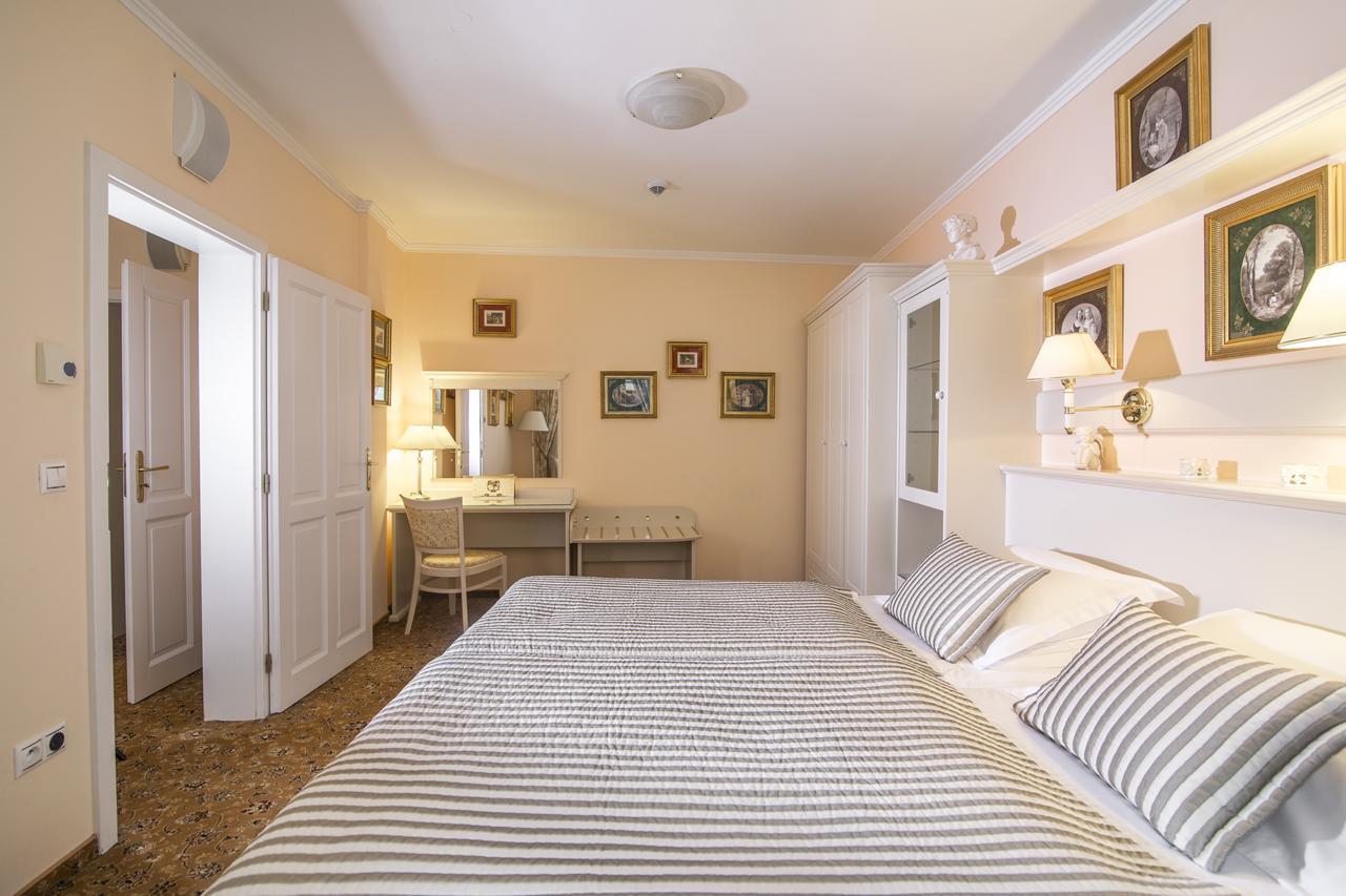 Karlsbad Grande Madonna Hotel ภายนอก รูปภาพ