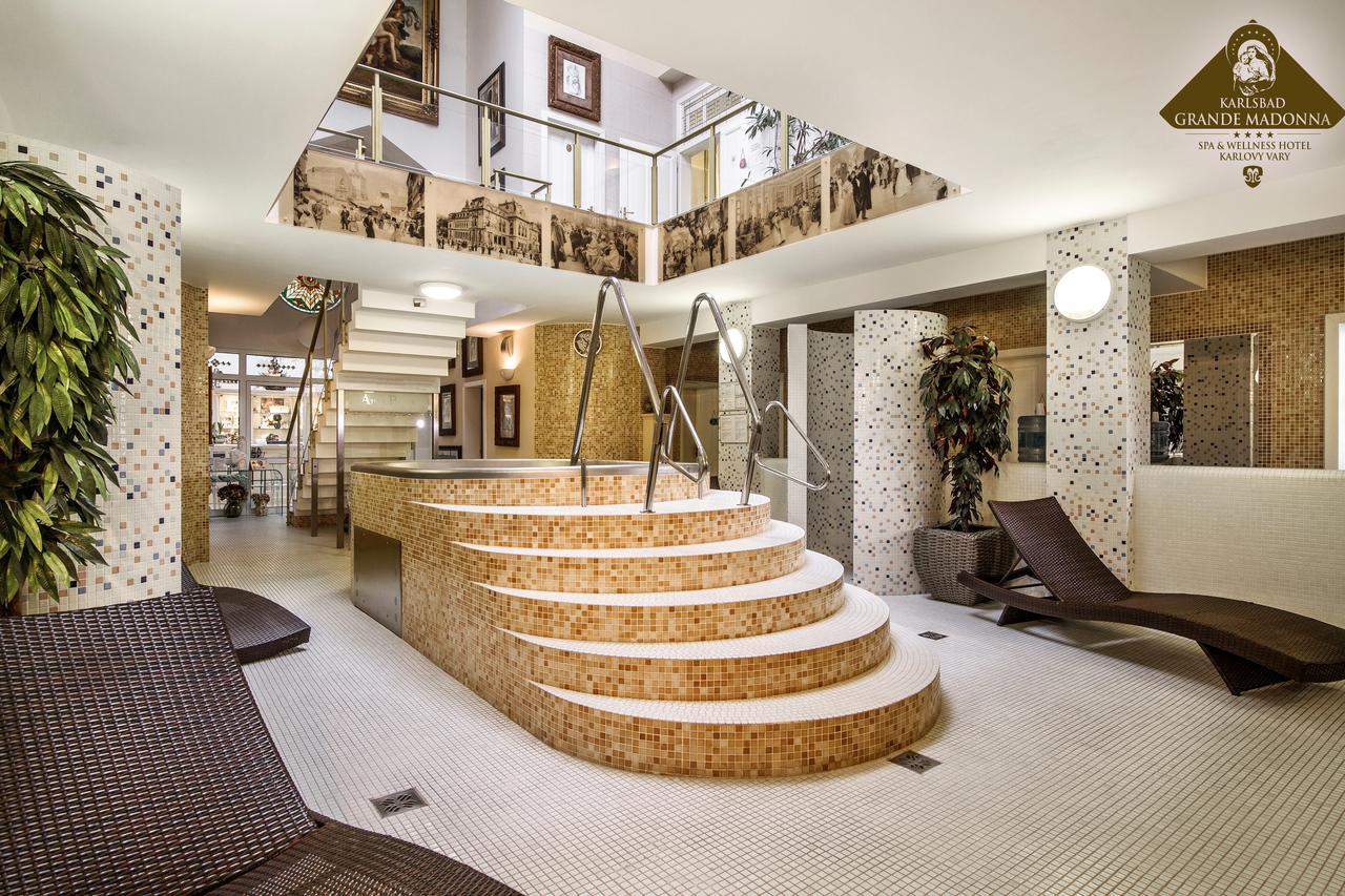 Karlsbad Grande Madonna Hotel ภายนอก รูปภาพ